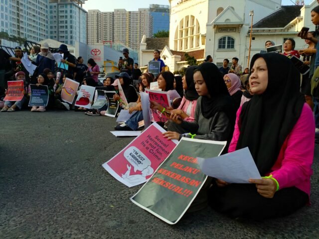 PERJUANGKAN | Para massa aksi Peringatan International Women's Day duduk dengan memegang poster. Dipandu orator, mereka mendengungkan hak yang diperjuangkan oleh para perempuan, Sabtu (7/3/2026). | Dinar Fazira Fitri