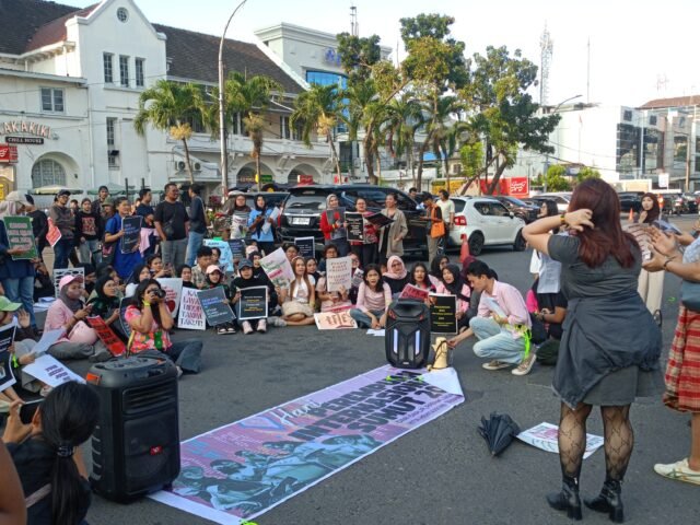 YEL YEL | Seorang peserta aksi membawakan yel yel dalam rangkaian Hari Perempuan Internasional, Sabtu (7/3/2026). | Muhammad Hafiz