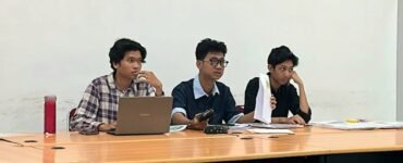 Dari kiri, Leonardo Valentino Bangun, Rafael Batista Sihombing, dan Rafif Cendana Rambey saat Sidang Verifikasi Berkas Calon Ketua dan Wakil Ketua BEM USU 2026 di Sekret DPM USU, Kamis (12/3/2026). | Putri Salwa Assyifa