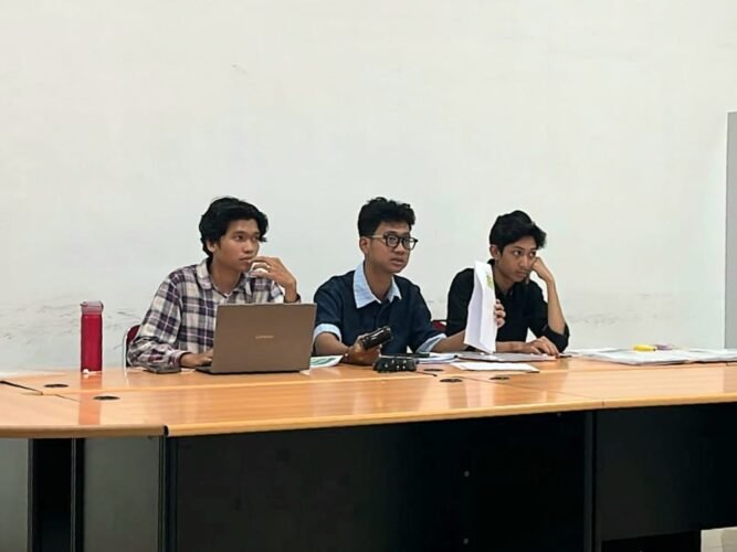 Dari kiri, Leonardo Valentino Bangun, Rafael Batista Sihombing, dan Rafif Cendana Rambey saat Sidang Verifikasi Berkas Calon Ketua dan Wakil Ketua BEM USU 2026 di Sekret DPM USU, Kamis (12/3/2026). | Putri Salwa Assyifa