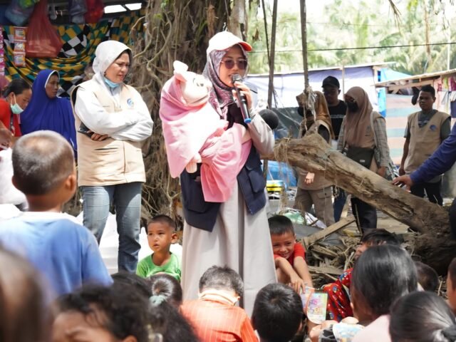 Nur Fadillah bersama anak-anak penyintas banjir di Aceh | Sumber Pribadi
