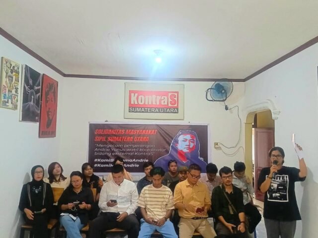 Sejumlah organisasi masyarakat sipil Sumatra Utara dalam konferensi pers terkait penyerangan air keras kepada Wakil Koordinator KontraS di Kantor KontraS Sumut, Senin (16/3/2026). | Muhammad Rifqy Ramadhan Lubis