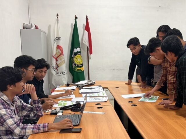 Saat para perwakilan saksi dan Mahkamah Mahasiswa memeriksa berkas bakal calon Ketua dan Wakil BEM USU di Sekret DPM USU, Kamis (12/03/2026).| Putri Salwa Assyifa 