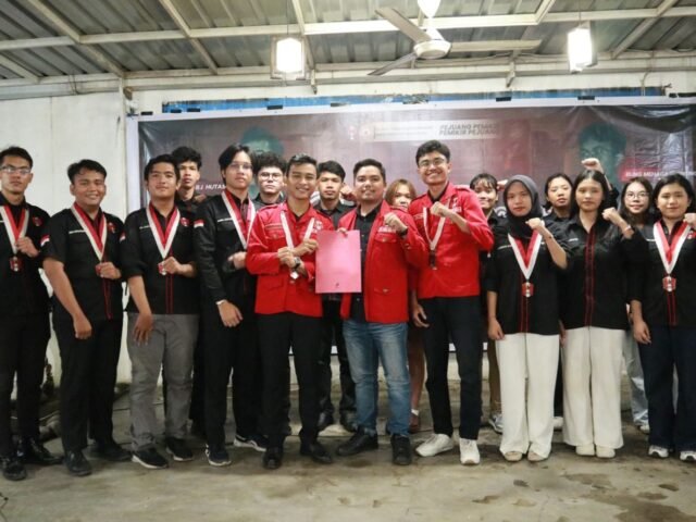 Pengurus GMNI FH USU periode 2026 foto bersama selang pelantikan di Java Garden Cafe, Jumat (13/3/2026).| Sumber Istimewa