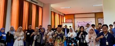 Para peserta berfoto bersama narasumber dalam Focus Group Discussion (FGD) yang diselenggarakan oleh Seabolga di Aula Jabal Nur Kecil, Asrama Haji Medan, Sabtu (7/3/26). | Dwi Yolanda