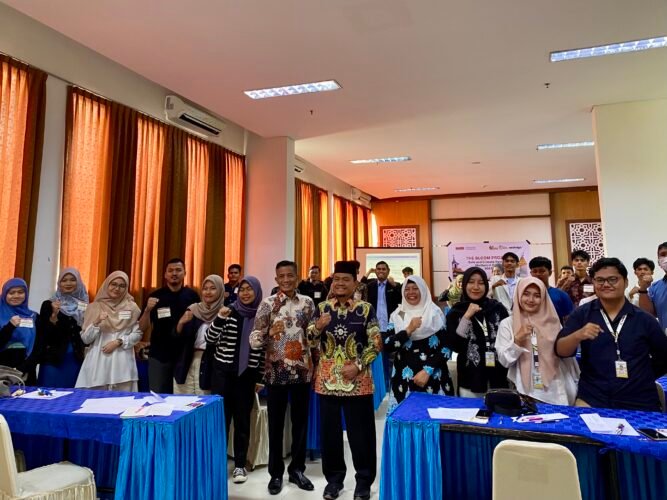 Para peserta berfoto bersama narasumber dalam Focus Group Discussion (FGD) yang diselenggarakan oleh Seabolga di Aula Jabal Nur Kecil, Asrama Haji Medan, Sabtu (7/3/26). | Dwi Yolanda