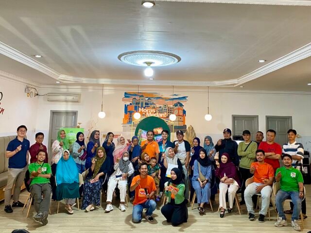 Para pemilik UMKM berfoto bersama tim Nutrisari dalam peluncuran varian baru nutrisari oleh Nutrihub Medan di Nutrihub Medan, Rabu (11/3/2026). | Dwi Yolanda Naro Situmorang