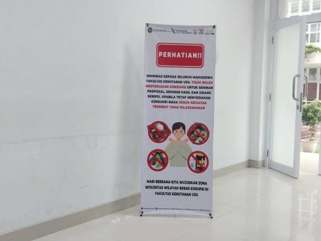 Salah satu standing banner terkait larangan penyediaan konsumsi untuk seminar dan sidang skripsi mahasiswa diletakkan di kawasan Fakultas Kehutanan USU, Rabu (1/4/2026). | Sumber Istimewa