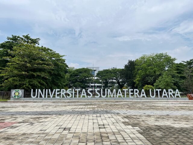 Logo USU di halaman depan kolam retensi USU, Jumat (17/4/2026). | Fristania Nadeak