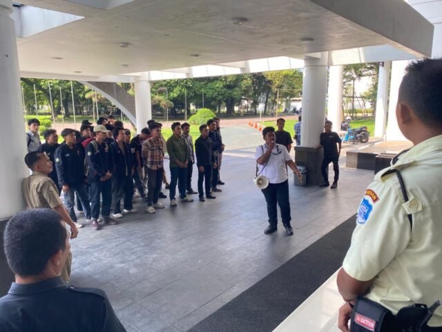 Massa Aliansi Mahasiswa USU Bersatu melakukan unjuk rasa terkait dugaan kecurangan Pemira USU 2026 di depan Biro Rektor USU, Rabu (22/4/2026). | Sumber Istimewa Massa Aliansi Mahasiswa USU Bersatu melakukan unjuk rasa terkait dugaan kecurangan Pemira USU 2026 di depan Biro Rektor USU, Rabu (22/4/2026). | Sumber Istimewa