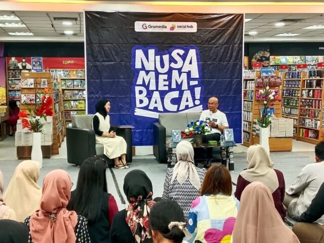 Dari kiri moderator dan penulis buku saat sesi diskusi buku bersama para peserta di Gramedia Medan Gajah Mada, Selasa (7/4/2026). | Ruth Cinthia Sianturi