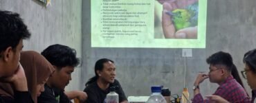Dewantoro saat pemaparan materi dalam acara "Workshop Kampanye Iklim di Tengah Isu Transisi Energi" di Pax Coffee Medan, Senin (20/4/2026). | Susy Simanungkalit