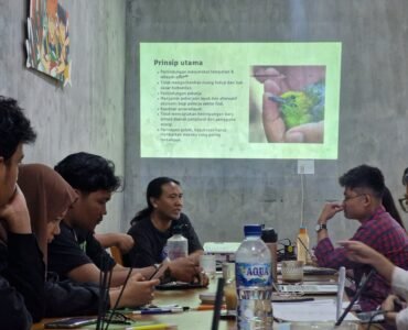 Dewantoro saat pemaparan materi dalam acara "Workshop Kampanye Iklim di Tengah Isu Transisi Energi" di Pax Coffee Medan, Senin (20/4/2026). | Susy Simanungkalit