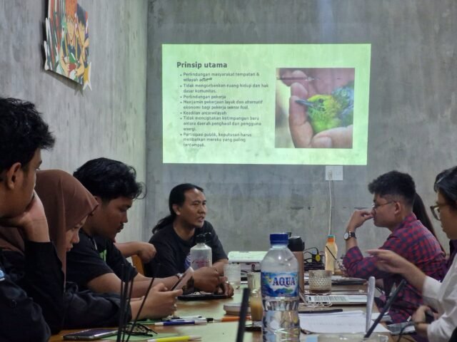 Dewantoro saat pemaparan materi dalam acara "Workshop Kampanye Iklim di Tengah Isu Transisi Energi" di Pax Coffee Medan, Senin (20/4/2026). | Susy Simanungkalit