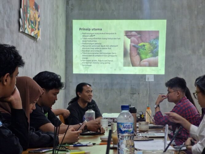 Dewantoro saat pemaparan materi dalam acara "Workshop Kampanye Iklim di Tengah Isu Transisi Energi" di Pax Coffee Medan, Senin (20/4/2026). | Susy Simanungkalit