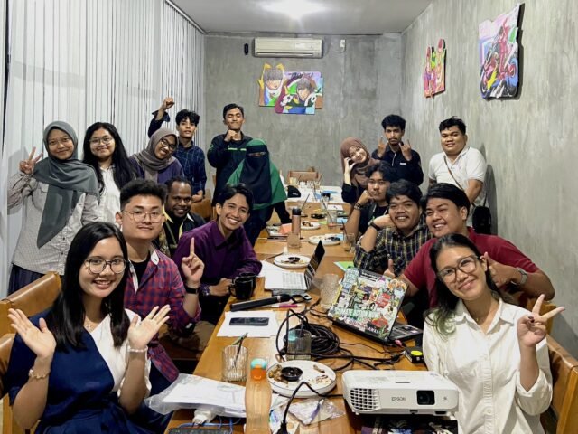 Foto bersama pada kegiatan workshop yang diadakan oleh KATALOGI di Pax Coffee Jl. Bunga Cempaka. Senin, (20/4/2026). | Sumber Istimewa 