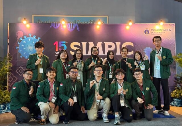 Peserta SIMPIC dan advisor saat sesi foto bersama setelah menerima medali di Mahidol University, Bangkok, Senin (30/3/2026). | Sumber Istimewa