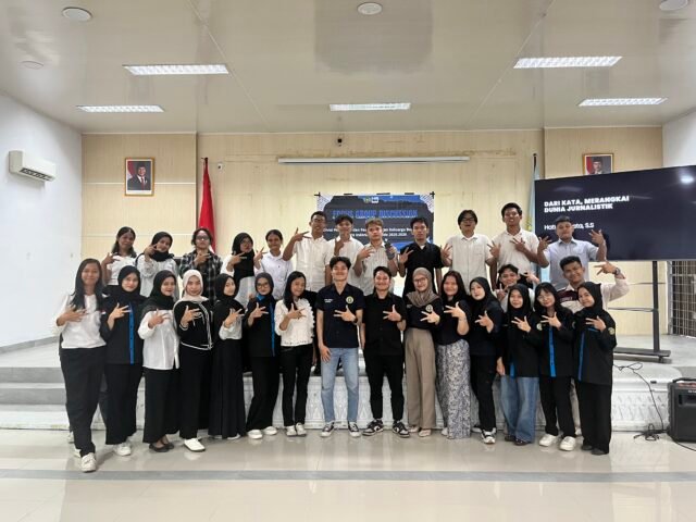 Para peserta berfoto bersama narasumber dalam diskusi FGD Jurnalistik 2026 di Gedung Serbaguna FIB USU, Jumat (10/4/2026). | Sumber Istimewa 