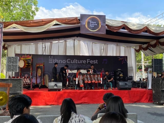 Salah satu penampilan musik tradisi dalam rangkaian Ethno Culture Fest 2026 yang diselenggarakan oleh mahasiswa Etnomusikologi FIB USU, Selasa (26/5/2026). | Syarifah Sarah Nurjihan