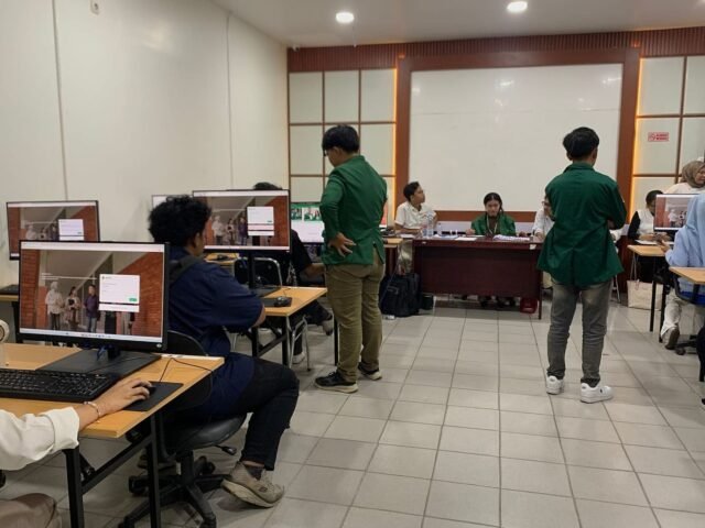 Suasana pemungutan suara Pemira Masma Vokasi USU menggunakan sistem e-voting di Laboratorium Komputer 3 Vokasi, Senin (25/5/2026). | Febryani Cintya Amelia Sibarani