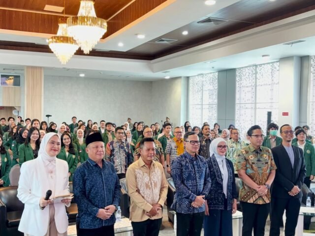 Para tamu undangan, pengulas, moderator, dan peserta dalam kegiatan bedah buku "Babad Alas" di Digital Learning Center Building Lantai 8 USU, Kamis (30/4/2026). | Sumber Istimewa