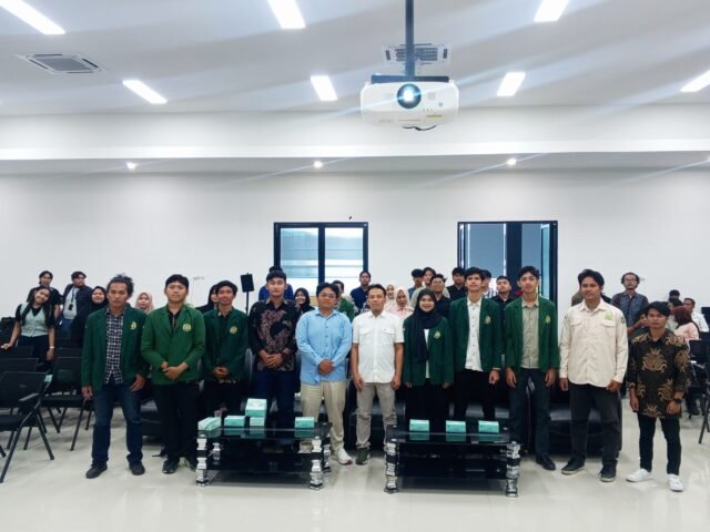 Foto bersama DPM serta Ketua dan Wakil Ketua BEM periode 2026/2027 bersama Direktur Ditmawalumni, Ketua MM, Ketua Panpel Pemira, dan para tamu undangan di Gedung Student Center USU, Selasa (26/5/2026). | Jessica Fransiska Br Tarigan