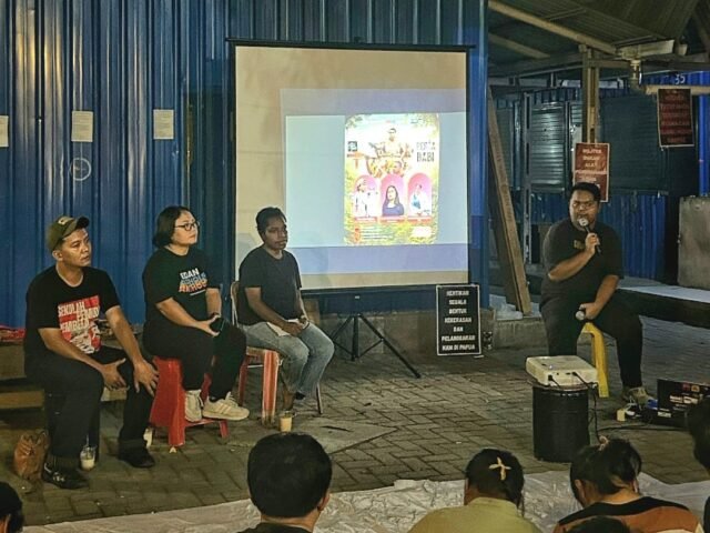 Dari kanan, moderator dan narasumber saat nobar dan diskusi film dokumenter "Pesta Babi" di Kedeboox.space, Selasa (28/5/2026). | Muhammad Nabil Farish