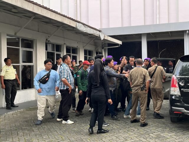 Kericuhan terjadi di depan Gedung DPM USU usai pembacaan putusan akhirsidang Mahkamah Mahasiswa, Kamis (30/4/2026). | Putri Salwa Assyifa