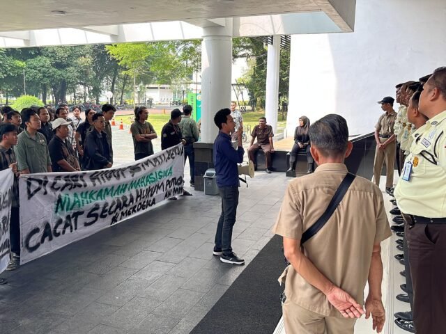 Koalisi paslon 1 dan 2 menggelar aksi di depan Biro Rektor USU terkait hasil sidang sengketa Pemira, Kamis (1/4/2026). | Putri Salwa Assyifa