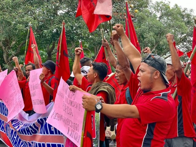 MENGGEMA | Suara buruh menggema di jalanan Kota Medan. Mengangkat tangan dan bendera demi menuntut kesejahteraan dan hak kerja yang lebih adil, Jumat (1/5/2026). | Fristania Nadeak