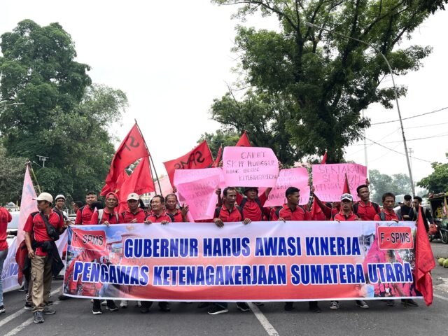 BERSIAP | Massa aksi mulai berkumpul dan berbaris di jalan. Bersiap untuk memulai dan menyuarakan tuntutan, Jumat (1/5/2026). | Fristania Nadeak