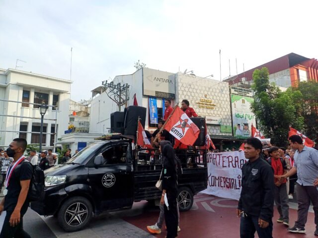 MELEBUR | Rombongan GMNI Medan bergabung dengan massa aksi hari buruh, usai melakukan aksi di depan gedung DPRD Sumut, Jumat (1/5/2026). | Dinar Fazira Fitri