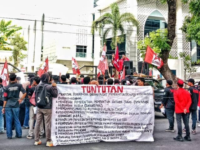 UNTAIAN TUNTUTAN | Massa aksi dari GMNI Sumut tiba di depan Gedung DPRD dengan membawa spanduk berisikan tuntutan saat peringatan Hari Buruh, Kamis (1/5/2026). | Ruth Cinthia Sianturi