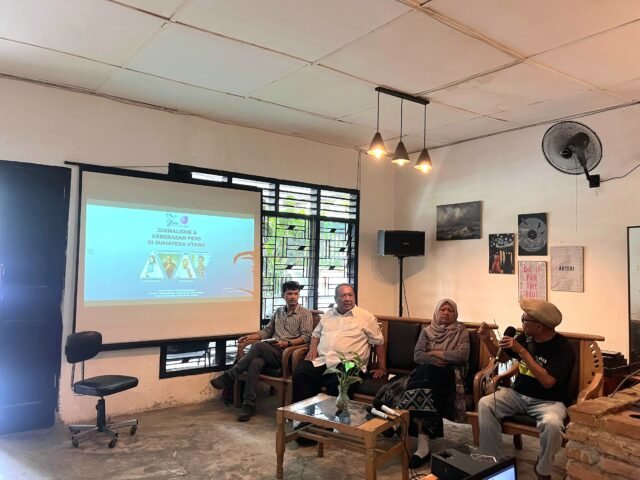 Dari kiri, Tonggo Simangunsong (moderator), Iskandar Zulkarnain (Guru Besar Ilmu Komunikasi USU), Rika Suartiningsih (Pemimpin Redaksi Harian Mistar), dan Jhonni Sitompul (Jurnalis MedanBisnis) dalam diskusi kebebasan pers oleh AJI Medan di Arteri Coffe & Coworking Space, Selasa (5/5/2026). | Dinar Fazira Fitri