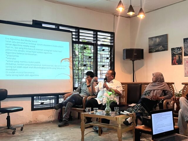Sesi pemaparan oleh salah satu narasumber, Iskandar Zulkarnain, seorang Guru Besar Ilmu Komunikasi USU, dalam diskusi kebebasan pers sedunia oleh AJI Medan di Arteri Coffe & Coworking Space, Selasa (5/5/2026). | Dinar Fazira Fitri