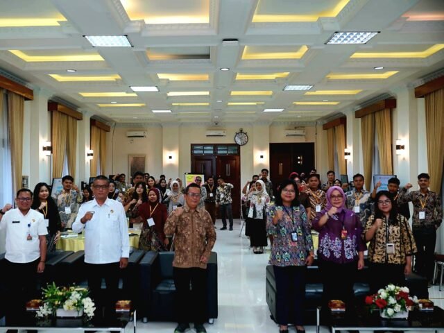 Tamu undangan, Permas KPK, dan peserta berfoto bersama dalam kegiatan Kelas Pemuda Antikorupsi di Balai Pengembangan Kompetensi PUPR Wilayah I Medan, Rabu (6/5/2026). | Sumber Istimewa