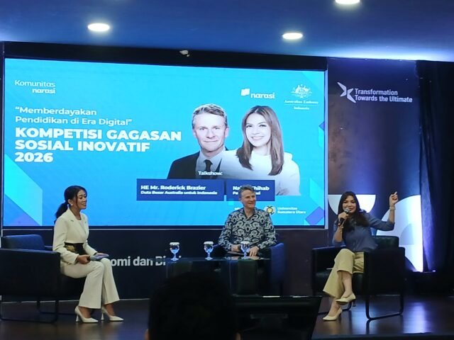 Dari kiri Najwa Shihab (Pendiri Narasi), Rod Brazier (Duta Besar Australia untuk Indonesia), dan Lisa Chang (Moderator) dalam sesi talkshow acara KGSI 2026 di Aula Prof. Dr. Suhadji Hadibroto, Fakultas Ekonomi dan Bisnis (FEB) Universitas Sumatera Utara, Rabu (13/5/2026). | Sumber Istimewa.
