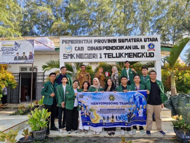Kelompok 1 Pengabdian Masyarakat FH USU berfoto bersama guru di SMKN 1 Teluk Mengkudu, Serdang Bedagai, Senin (11/5/2026). | Sumber Istimewa