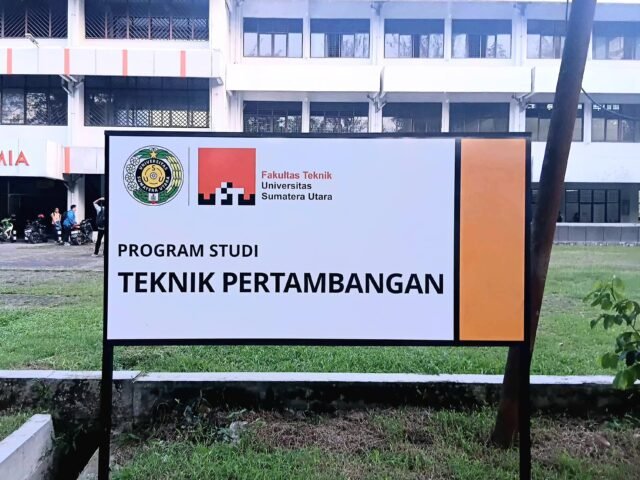 Plang Program Studi Teknik Pertambangan USU di depan gedung Teknik Kimia, Minggu (18/5/2026). | Imelda Sari Manalu