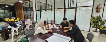 Kelompok 6 MKWK Pendidikan Kewarganegaraan 9 USU melakukan diskusi pertama di perpustakaan universitas, Selasa (11/3/2026). | Sumber Istimewa