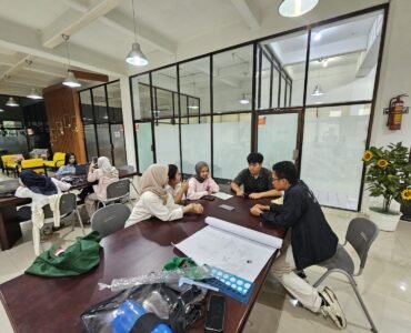 Kelompok 6 MKWK Pendidikan Kewarganegaraan 9 USU melakukan diskusi pertama di perpustakaan universitas, Selasa (11/3/2026). | Sumber Istimewa