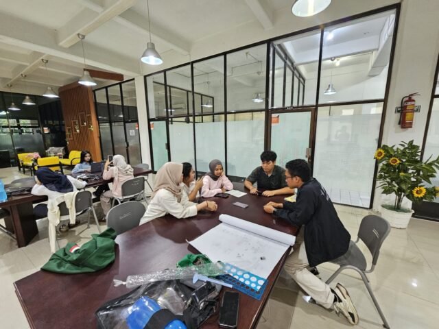 Kelompok 6 MKWK Pendidikan Kewarganegaraan 9 USU melakukan diskusi pertama di perpustakaan universitas, Selasa (11/3/2026). | Sumber Istimewa