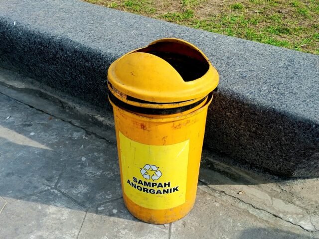 Tempat sampah anorganik | Jessica Fransiska Br Tarigan