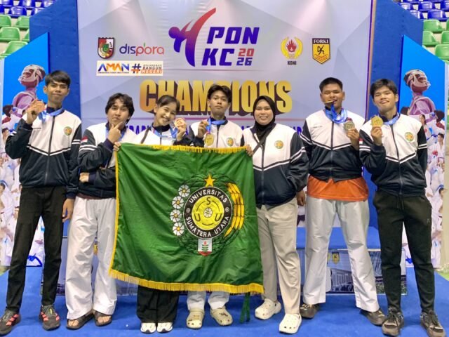 Delegasi UKM Karate USU berfoto bersama setelah perolehan medali dalam Kejuaraan PON KC 2026 di Gelanggang Olahraga Remaja, Pekanbaru, Sabtu (23/05/2026). | Sumber Istimewa