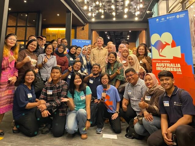 Para tamu undangan dalam kegiatan FSAI berfoto bersama Duta Besar Australia untuk Indonesia sebelum penayangan di CGV Focal Point, Medan, Rabu (13/5/2026). | Dwi Yolanda Naro Situmorang