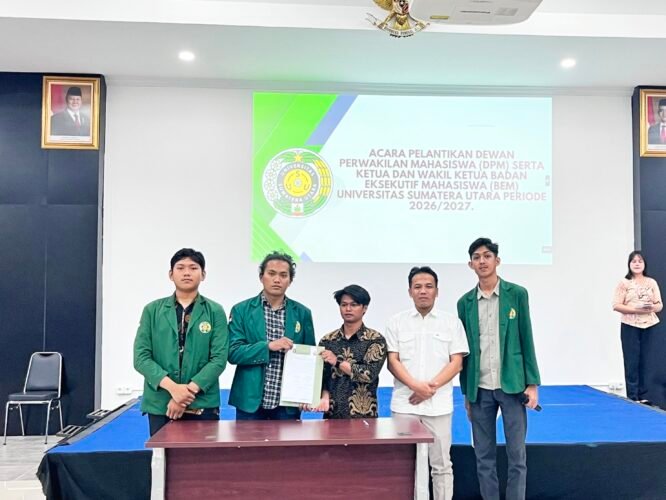 Sesi serah terima jabatan dari DPM Demisioner 2025/2026 Kepada DPM Terpilih 2026/2027 di Gedung Student Center USU, Selasa (26/5/2026). | Putri Salwa Assyifa