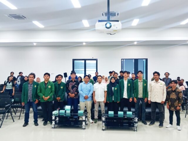 Foto bersama DPM serta Ketua dan Wakil Ketua BEM periode 2026/2027 bersama Direktur Ditmawalumni, Ketua MM, Ketua Panpel Pemira, dan para tamu undangan di Gedung Student Center USU, Selasa (26/5/2026). | Jessica Fransiska Br Tarigan