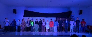 Foto bersama mahasiswa Sastra Indonesia stambuk 2024 saat pertunjukan teater “Negeri Para Pengamat” di Gedung Pagelaran FIB USU, Senin (18/5/2026). | Febryani Cintya Amelia Subarani