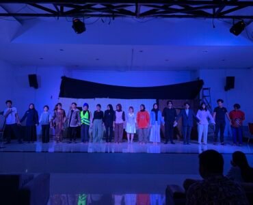Foto bersama mahasiswa Sastra Indonesia stambuk 2024 saat pertunjukan teater “Negeri Para Pengamat” di Gedung Pagelaran FIB USU, Senin (18/5/2026). | Febryani Cintya Amelia Subarani