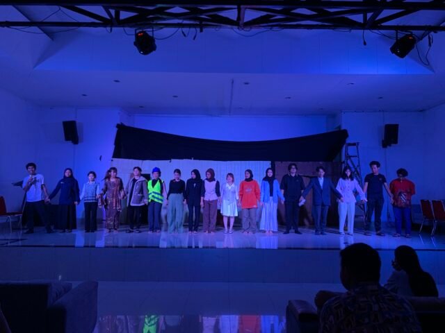 Foto bersama mahasiswa Sastra Indonesia stambuk 2024 saat pertunjukan teater “Negeri Para Pengamat” di Gedung Pagelaran FIB USU, Senin (18/5/2026). | Febryani Cintya Amelia Subarani